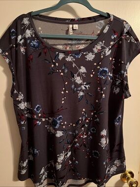 Elle Women's Floral Short-Sleeve Scoop Neck Top in Charcoal